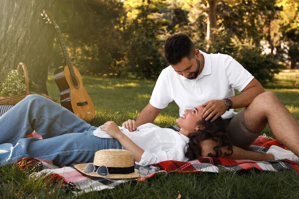 Härligt Par Tillbringa Tid Tillsammans Picknick Rutig Parken — Stockfoto