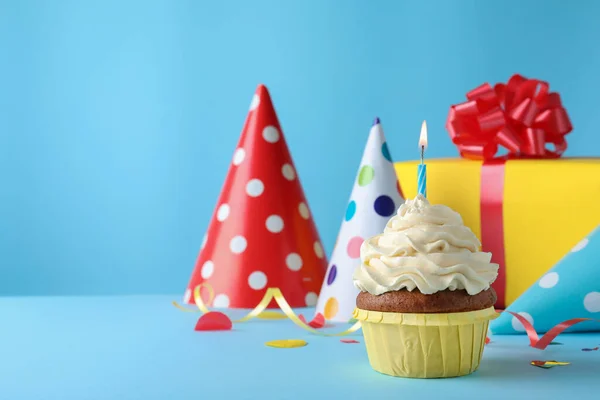 Delicioso Cupcake Cumpleaños Con Vela Sobre Fondo Azul Claro Espacio —  Fotos de Stock