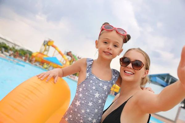 Moeder Dochter Nemen Selfie Bij Het Zwembad Het Waterpark Familie — Stockfoto