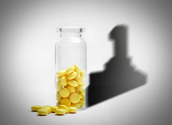 Concetto Doping Pillole Gialle Bottiglia Vetro Con Primo Posto Ombra — Foto Stock