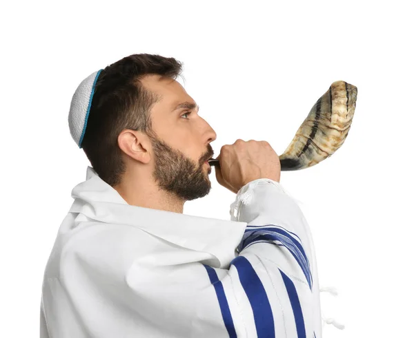 Homem Judeu Com Kippah Tallit Soprando Shofar Fundo Branco Rosh — Fotografia de Stock