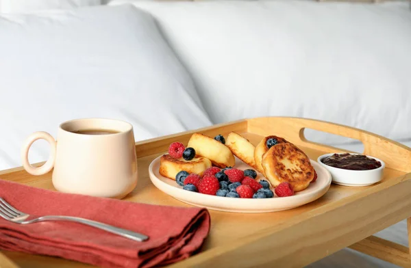 Вкусный Завтрак Подается Спальне Оладьи Сыром Свежими Ягодами Кофе Деревянном — стоковое фото