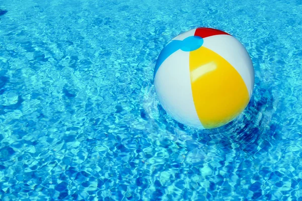 Bola Praia Inflável Flutuando Piscina — Fotografia de Stock