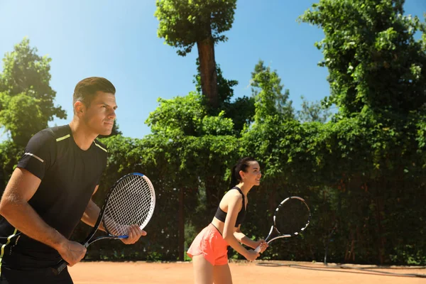 Paar Tennissen Het Veld Tijdens Zonnige Dag — Stockfoto