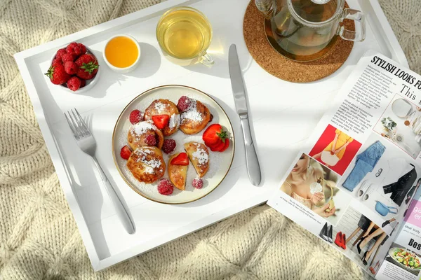 Köstliche Quark Pfannkuchen Mit Frischen Beeren Und Puderzucker Auf Holzplatte — Stockfoto