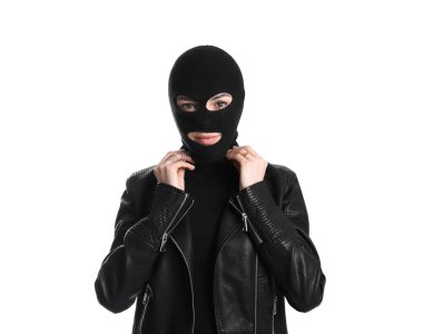 Beyaz arka planda örülmüş kar maskesi giyen bir kadın.