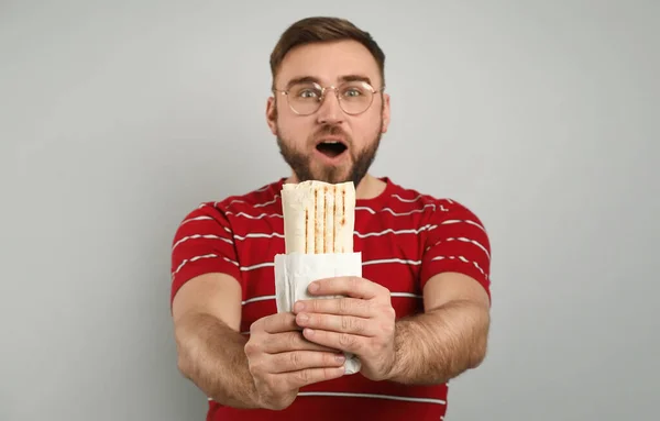 Känslomässig Ung Man Med Läcker Shawarma Grå Bakgrund — Stockfoto