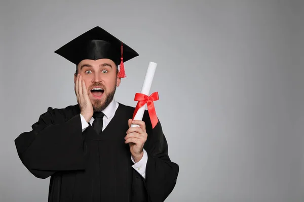 Emotionele Student Met Afstudeerhoed Diploma Grijze Achtergrond Ruimte Voor Tekst — Stockfoto