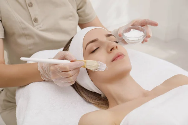 Mujer Joven Durante Procedimiento Descamación Facial Salón — Foto de Stock