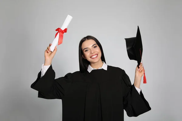 Gelukkige Student Met Afstudeerhoed Diploma Grijze Achtergrond — Stockfoto