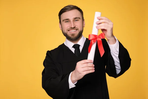 Étudiant Heureux Avec Diplôme Sur Fond Jaune — Photo