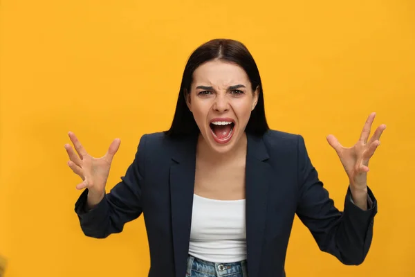 Wütende Junge Frau Auf Gelbem Hintergrund Hass Konzept — Stockfoto