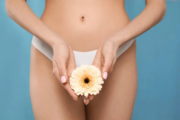 Žena Bílých Kalhotkách Gerbera Květiny Světle Modrém Pozadí Detailní Záběr — Stock fotografie