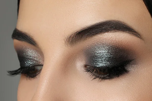 Mujer Joven Con Maquillaje Noche Primer Plano Producto Sombra Ojos — Foto de Stock