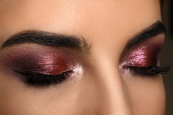 Mujer Joven Con Maquillaje Noche Primer Plano Producto Sombra Ojos —  Fotos de Stock