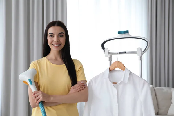 Glückliche Frau Mit Dampfbügeleisen Und Weißem Hemd Hause — Stockfoto