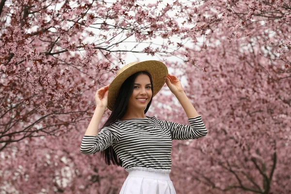 Hübsche Junge Frau Park Mit Blühenden Bäumen Frühlings Look — Stockfoto