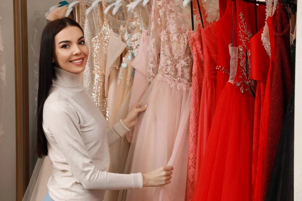 Mulher Escolhendo Vestido Salão Aluguel Roupas — Fotografia de Stock