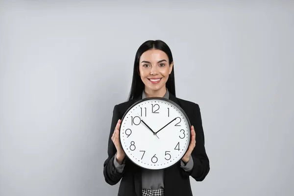 Empresaria Sosteniendo Reloj Sobre Fondo Gris Claro Gestión Del Tiempo — Foto de Stock