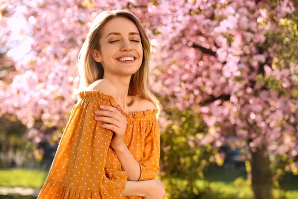 Mujer Joven Con Atuendo Elegante Parque Día Primavera Mirada Moda —  Fotos de Stock