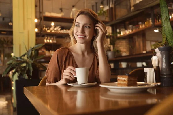 Ung Kvinna Med Kopp Kaffe Caféet Morgonen — Stockfoto