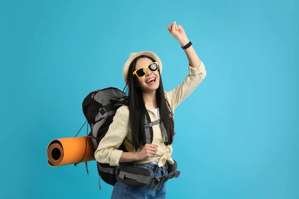 Щаслива Жінка Туристка Рюкзаком Світло Блакитному Фоні — стокове фото