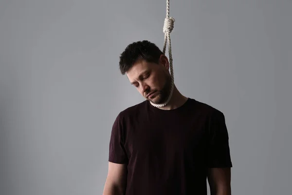 Hombre Deprimido Con Soga Cuerda Cuello Contra Fondo Gris Claro — Foto de Stock