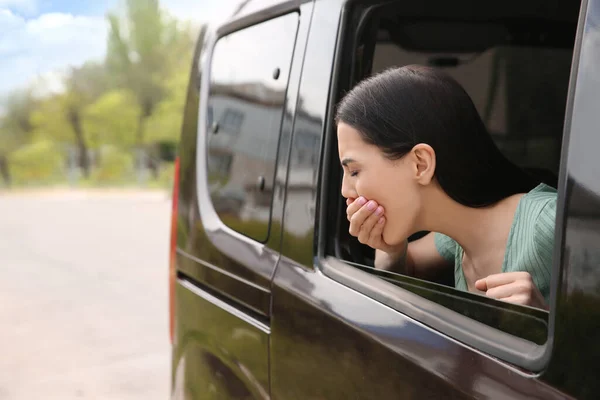 Junge Frau Leidet Unter Übelkeit Auto — Stockfoto