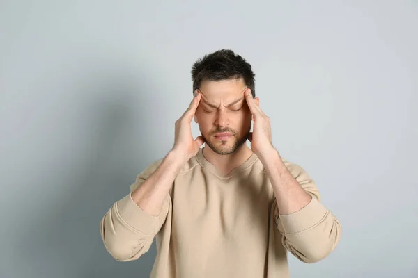 Man Lijdt Aan Vreselijke Migraine Lichtgrijze Achtergrond — Stockfoto