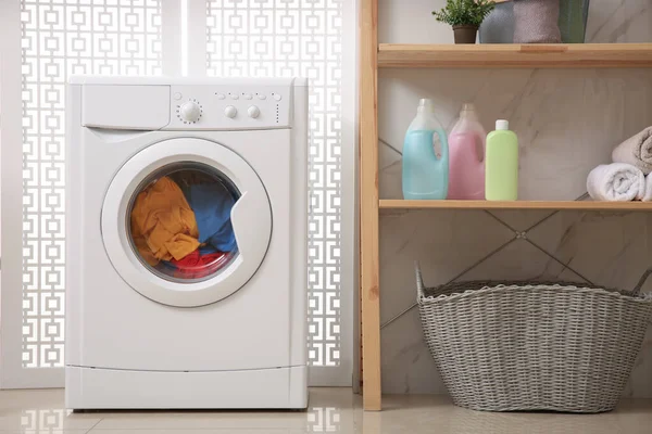 Máquina Lavar Roupa Moderna Com Roupas Banheiro — Fotografia de Stock