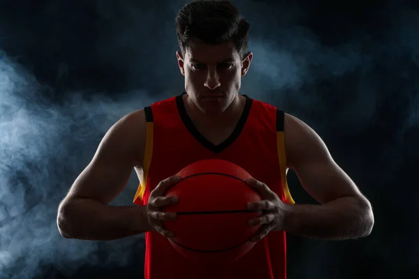 Basketballspieler Mit Ball Auf Schwarzem Hintergrund — Stockfoto
