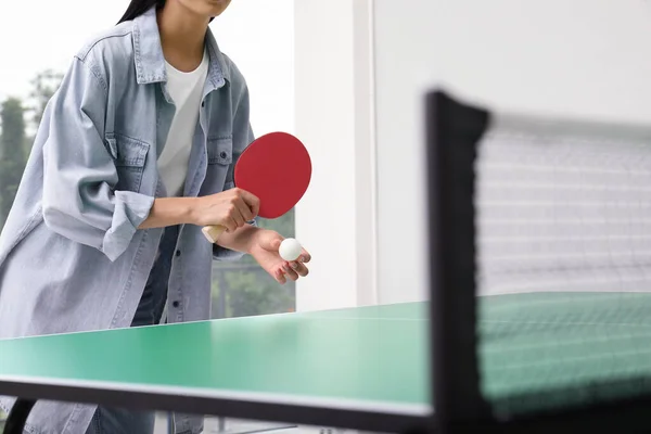 Donna Che Gioca Ping Pong Casa Vista Vicino Spazio Testo — Foto Stock