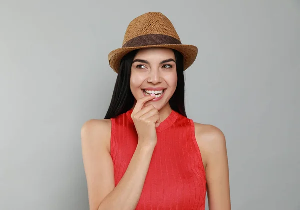 Hermosa Joven Con Sombrero Paja Sobre Fondo Gris Claro — Foto de Stock