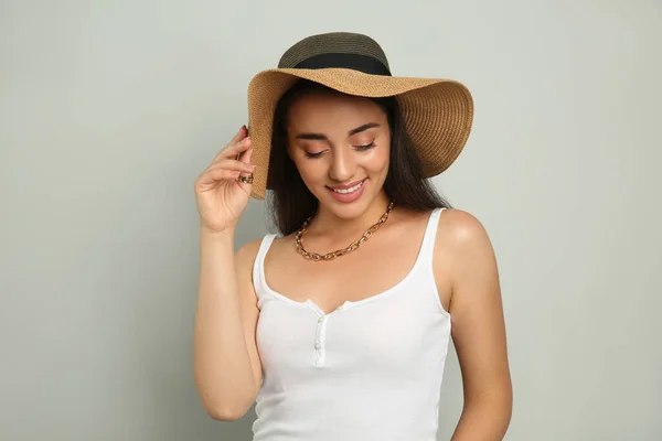 Mulher Bonita Usando Chapéu Palha Fundo Cinza Claro Cobertura Para — Fotografia de Stock