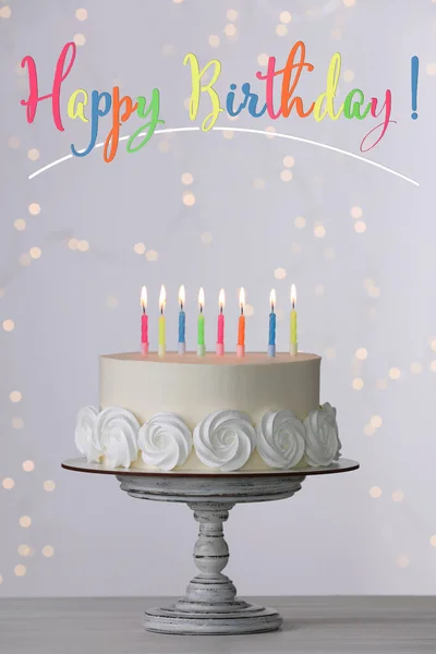 Gelukkige Verjaardag Heerlijke Taart Met Brandende Kaarsen Witte Tafel — Stockfoto