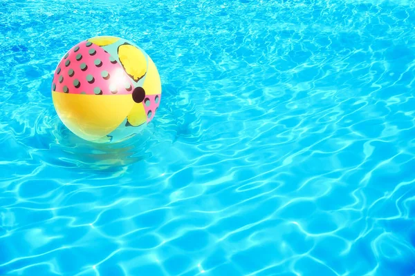 Bola Praia Inflável Flutuando Piscina — Fotografia de Stock