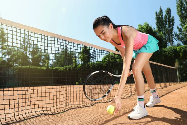 Donna Raccogliendo Palla Tennis Sul Campo — Foto Stock