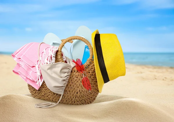 Elegante Bolso Con Diferentes Accesorios Playa Arena Cerca Del Océano —  Fotos de Stock