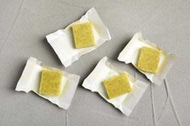 Açık gri masaya sarılı Bouillon küpleri, düz yatıyordu.