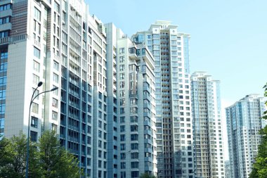 Güneşli bir günde modern binaların güzel manzarası