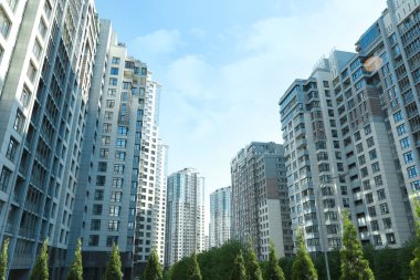 Güneşli bir günde modern binaların güzel manzarası