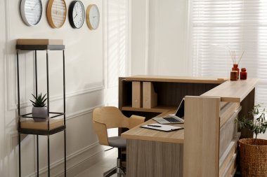 Otelde dizüstü bilgisayarı olan bir resepsiyonist. İç tasarım