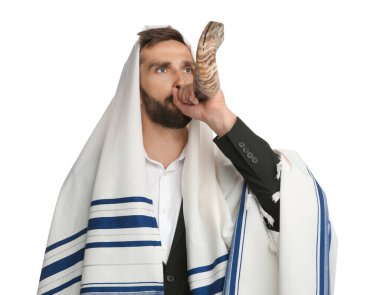 Tallit 'te Yahudi bir adam beyaz arka planda Shofar üflüyor. Rosh Hashanah kutlaması