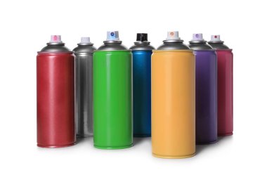 Beyaz arka planda farklı sprey boya kutuları var. Graffiti malzemeleri.