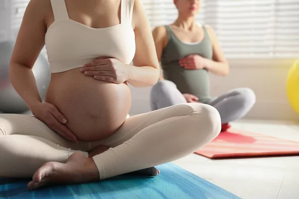 Grupo Mujeres Embarazadas Que Practican Yoga Gimnasio Primer Plano —  Fotos de Stock