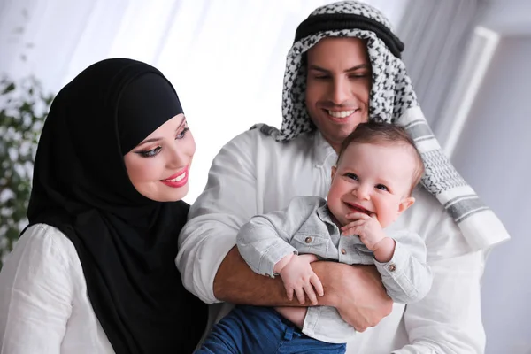 室内に小さな息子と幸せなイスラム教徒の家族 — ストック写真