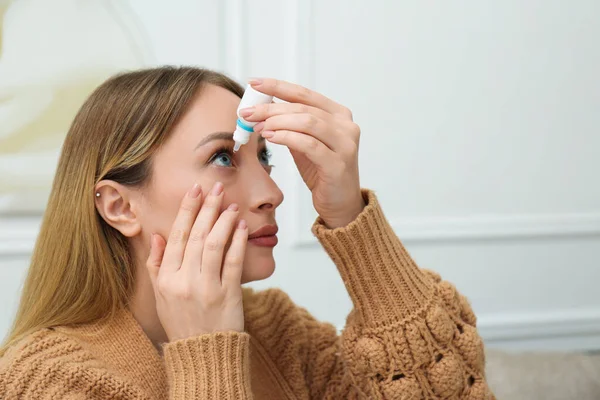 Junge Frau Benutzt Augentropfen Hause — Stockfoto