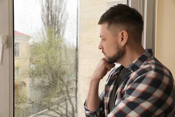 Een Vrouw Die Thuis Een Man Misbruikt Huiselijk Geweld — Stockfoto