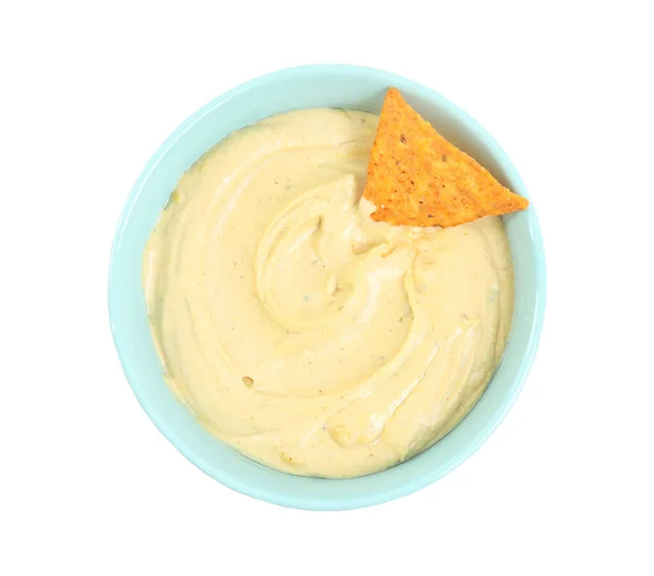 Läcker Hummus Med Nacho Chip Skål Isolerad Vit Ovanifrån — Stockfoto