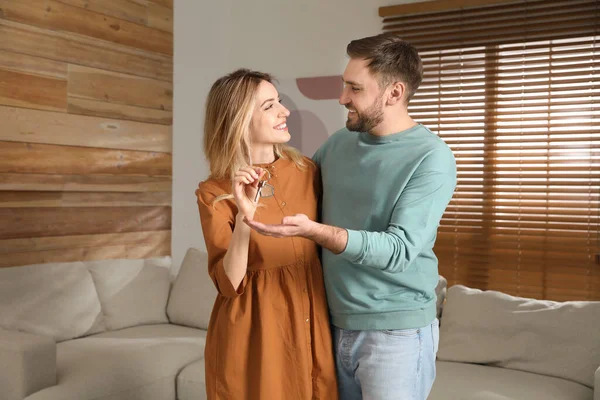 Joyeux Jeune Couple Avec Clé Dans Une Nouvelle Maison — Photo